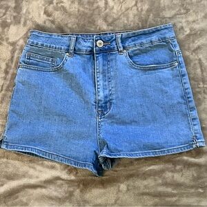 FOREVER 21 LIGHT DENIM SHORTS
